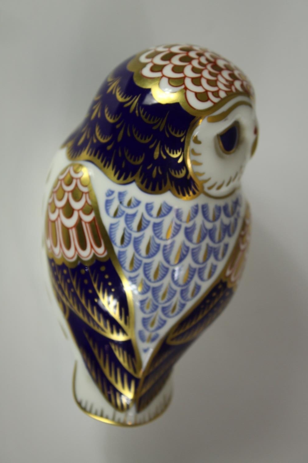 A Royal Crown Derby Imari porcelain owl paperweight with gold coloured button. H.7 W.14 D.8cm. - Image 8 of 8
