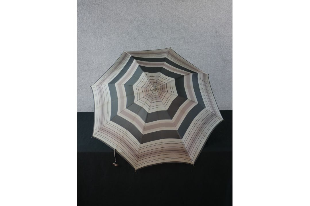 Two 20th century horn handled ladies parasols, each with fabric canopies. H.87 W.88 D.88cm largest - Image 3 of 8