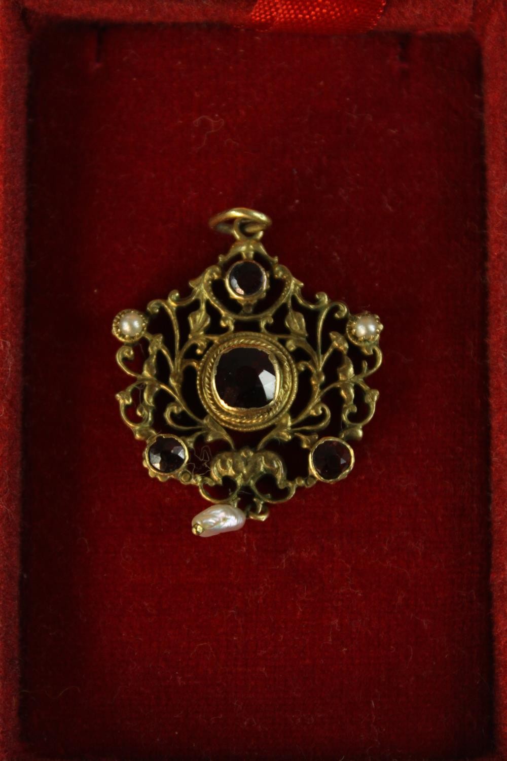 An early 20th century Austro-Hungarian gilt metal pierced foliate design pendant set with garnets - Image 2 of 9