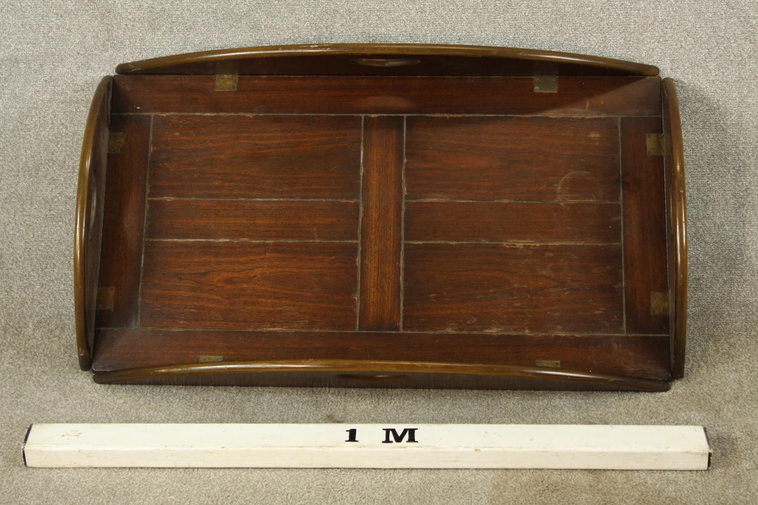An early 20th century stained mahogany twin handled butlers tray with folding sides. (No stand). L. - Image 2 of 8