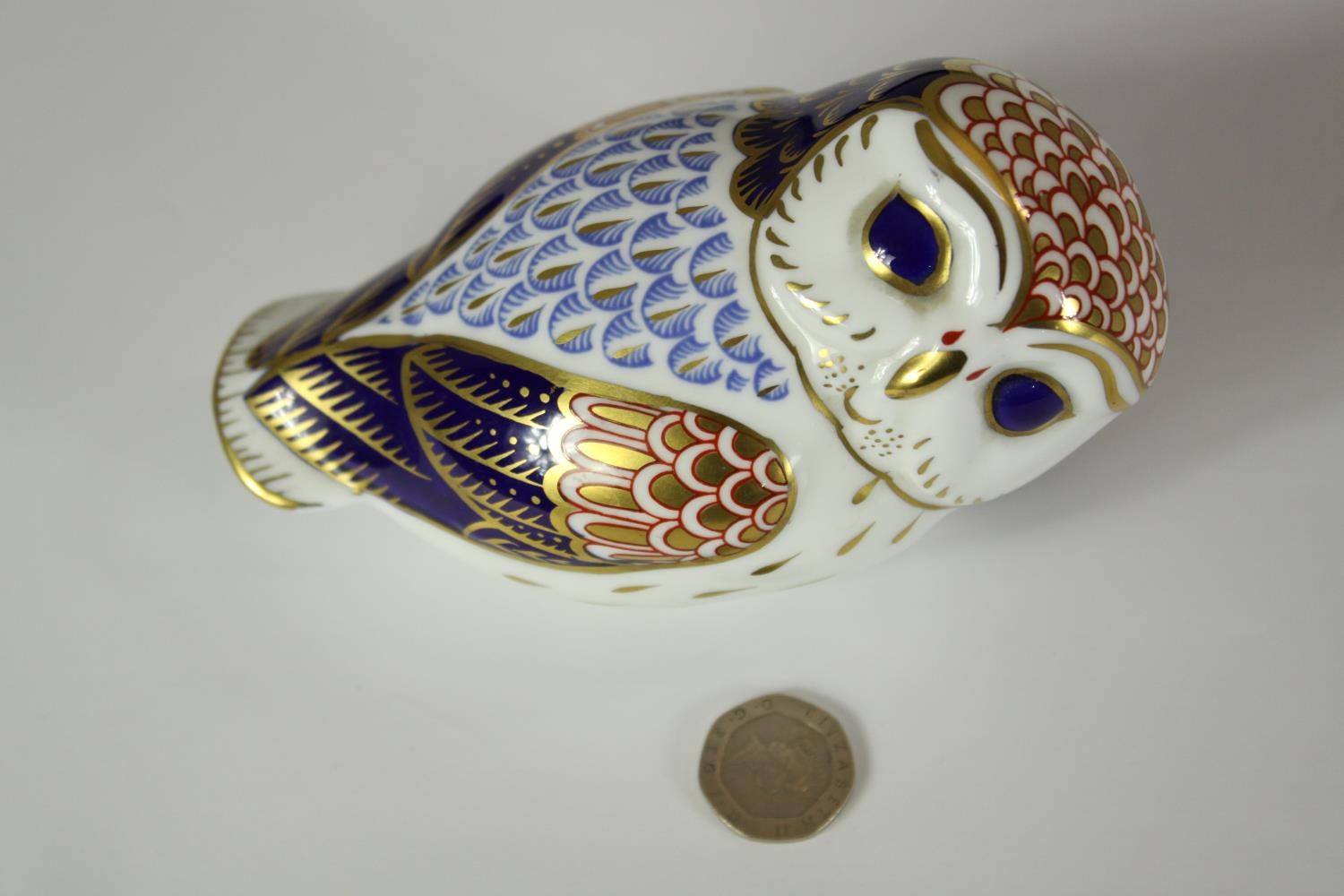 A Royal Crown Derby Imari porcelain owl paperweight with gold coloured button. H.7 W.14 D.8cm. - Image 2 of 8