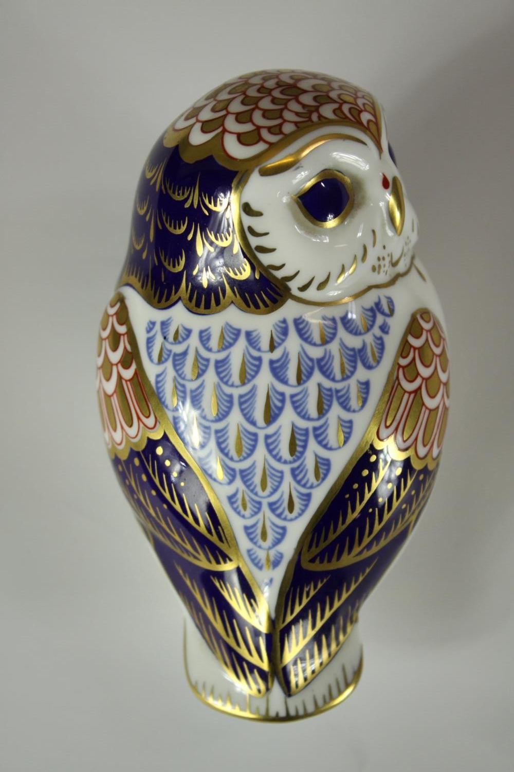 A Royal Crown Derby Imari porcelain owl paperweight with gold coloured button. H.7 W.14 D.8cm. - Image 3 of 8