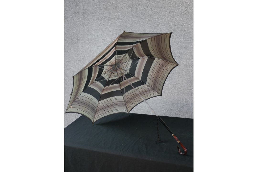 Two 20th century horn handled ladies parasols, each with fabric canopies. H.87 W.88 D.88cm largest - Image 4 of 8