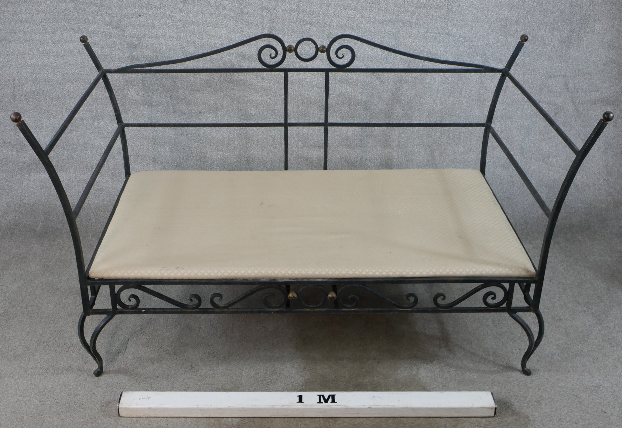 A contemporary painted iron garden two seater settee raised on pierced scrollwork style cabriole - Image 3 of 4