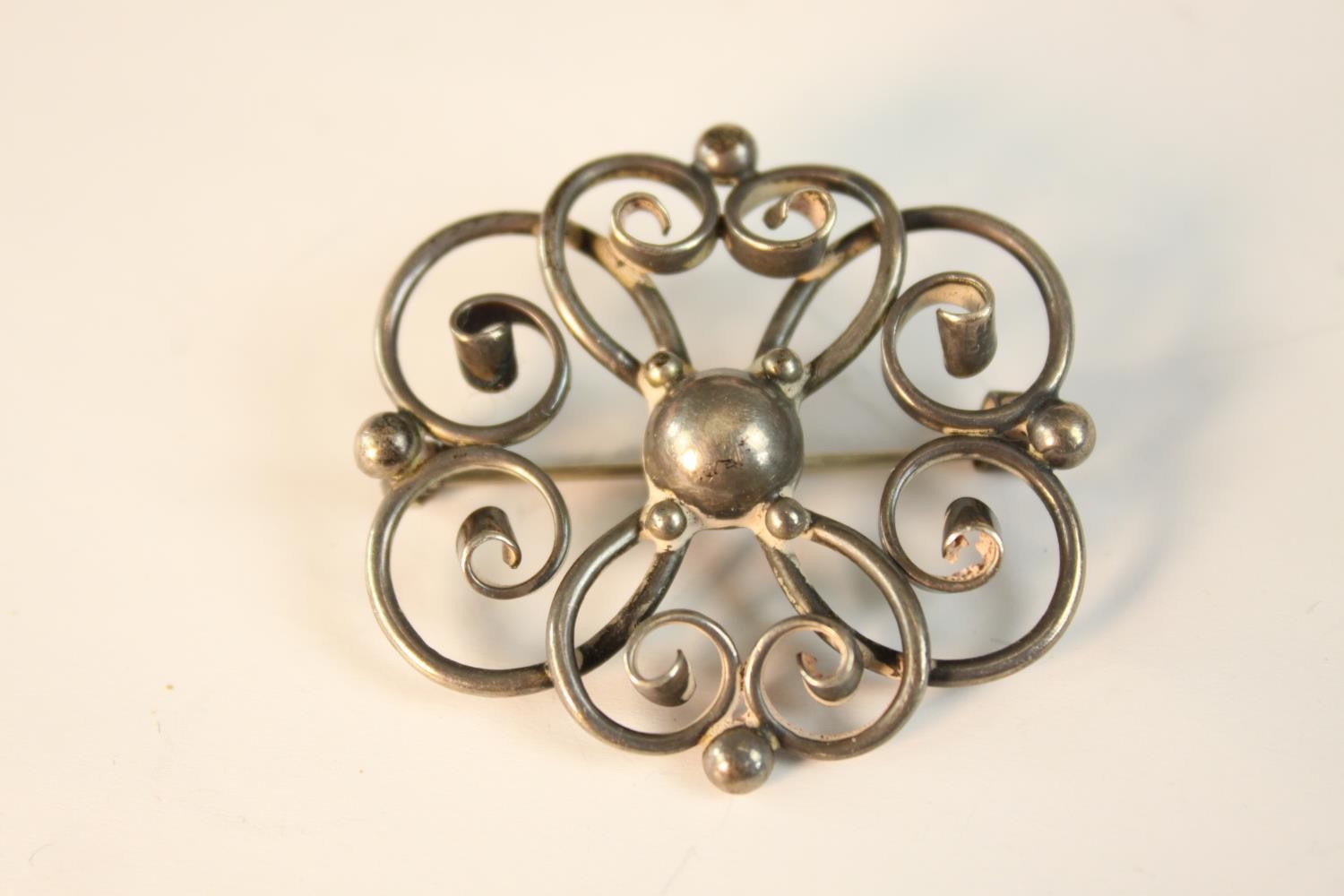 A collection of white metal and Danish silver brooches along with a peridot and marcasite set silver - Image 5 of 8