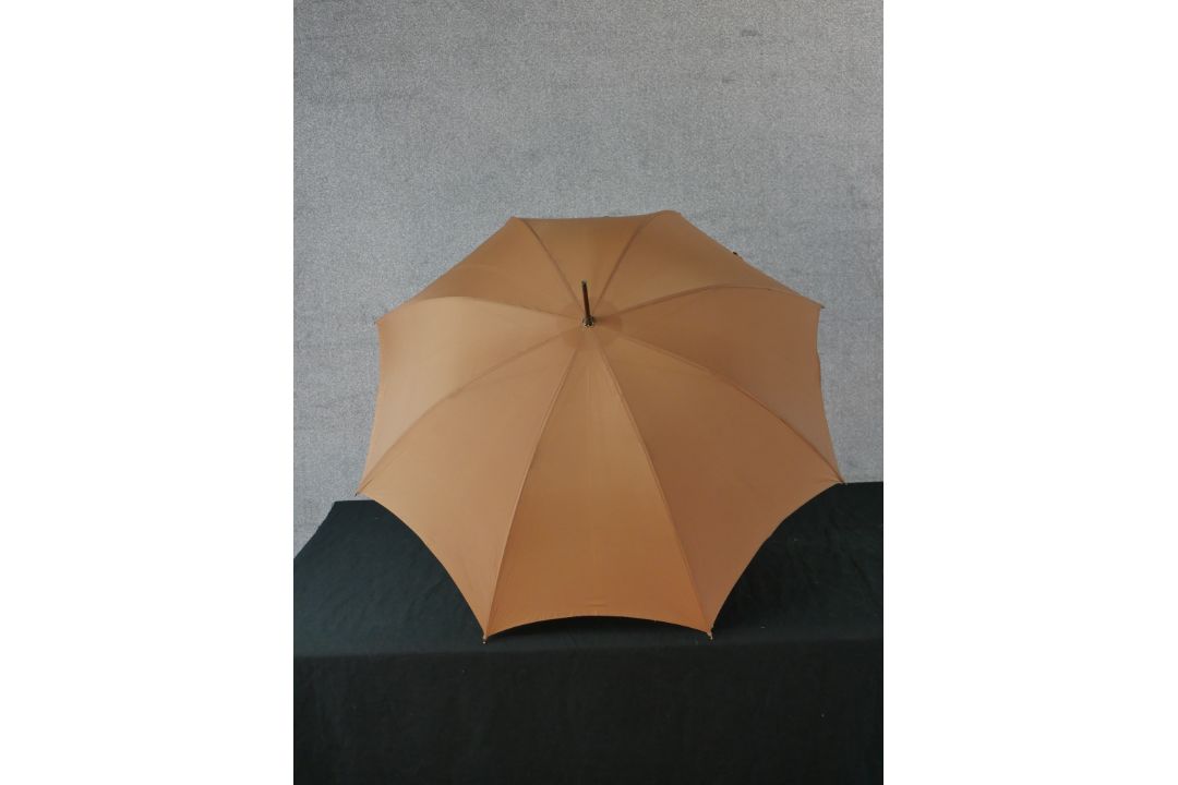 Two 20th century horn handled ladies parasols, each with fabric canopies. H.87 W.88 D.88cm largest - Image 6 of 8