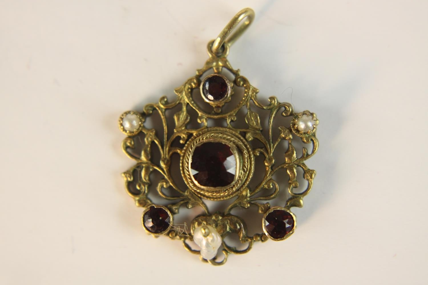 An early 20th century Austro-Hungarian gilt metal pierced foliate design pendant set with garnets - Image 7 of 9
