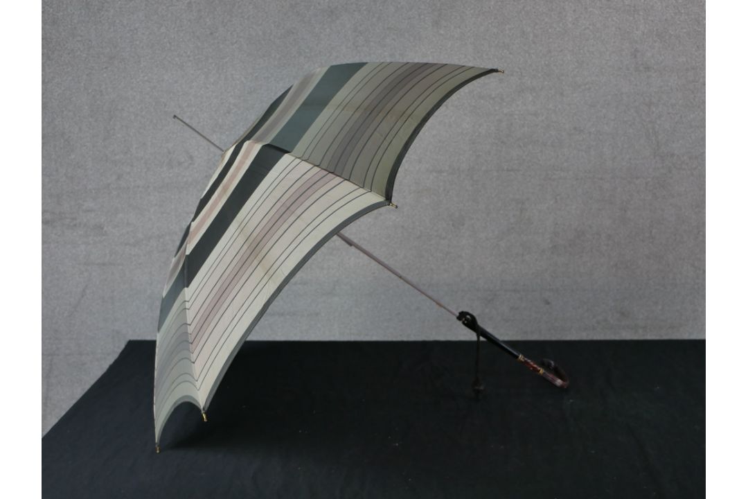 Two 20th century horn handled ladies parasols, each with fabric canopies. H.87 W.88 D.88cm largest - Image 2 of 8