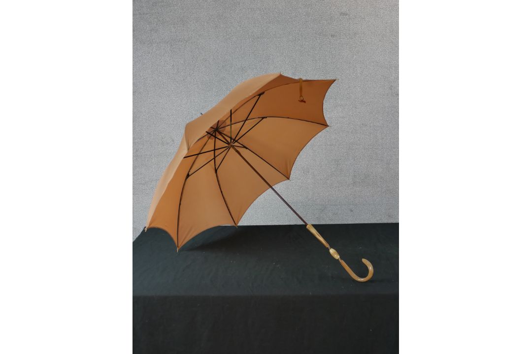 Two 20th century horn handled ladies parasols, each with fabric canopies. H.87 W.88 D.88cm largest - Image 7 of 8