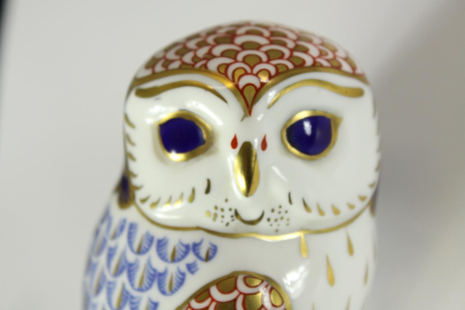 A Royal Crown Derby Imari porcelain owl paperweight with gold coloured button. H.7 W.14 D.8cm. - Image 7 of 8