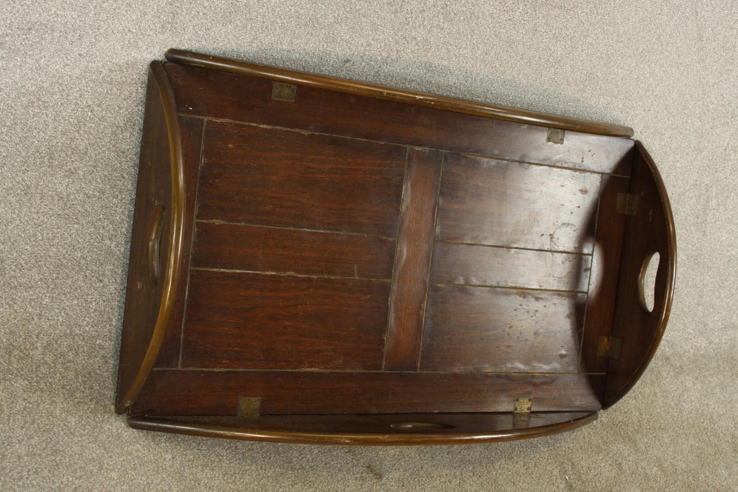 An early 20th century stained mahogany twin handled butlers tray with folding sides. (No stand). L. - Image 5 of 8