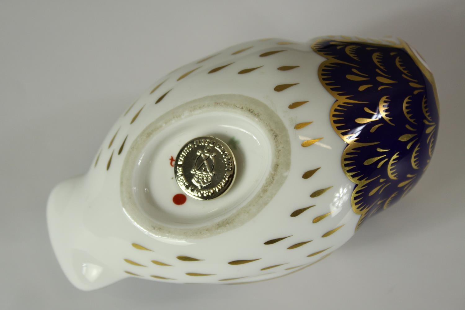 A Royal Crown Derby Imari porcelain owl paperweight with gold coloured button. H.7 W.14 D.8cm. - Image 5 of 8