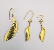 A pair of 22ct yellow gold drop earrings with rope border along with a similar hammered effect