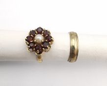 Two 9 carat yellow gold rings. A 9ct gold D-shaped wedding band with diamond cut design. Hallmarked: