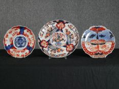 Three Imari scalloped plates. Each with a diameter of 28 cm. Twentieth century.