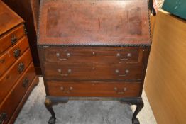 Bureau, mid 20th century Georgian style mahogany. H.102 W.81 D.46 cm.