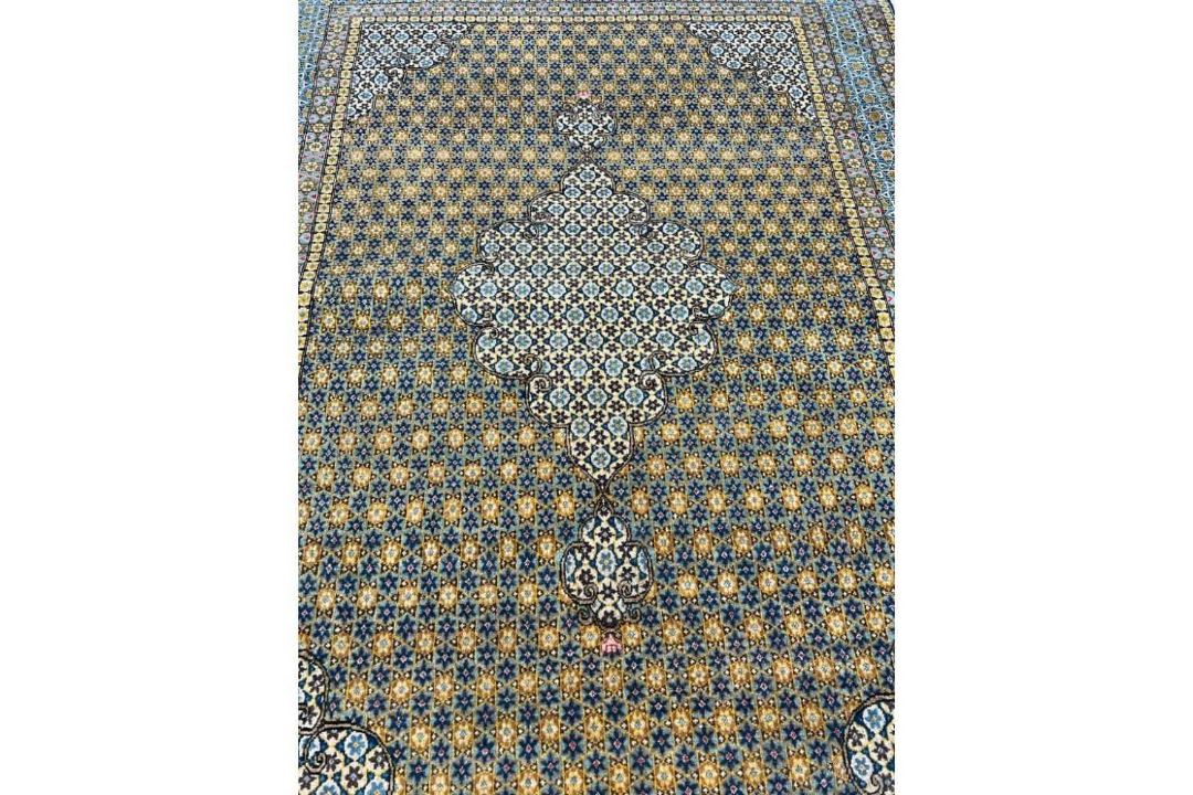 A MID 2OTH CENTURY QUM CARPET - Image 3 of 7