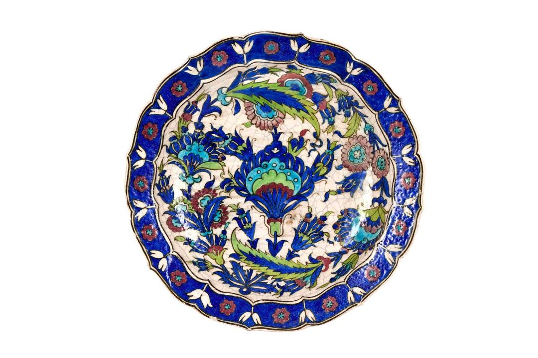 AN IZNIK STYLE POTTERY DISH, TURKEY - Image 1 of 2