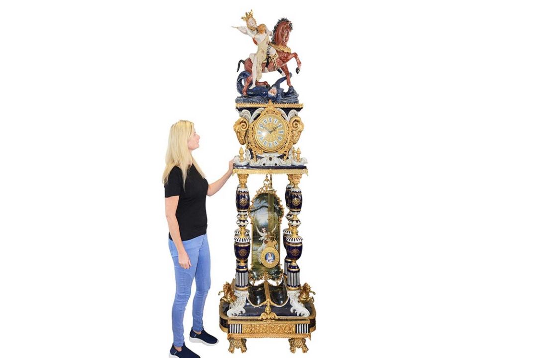 A MONUMENTAL PORCELAIN AND ORMOLU FLOORSTANDING CLOCK - Image 1 of 9