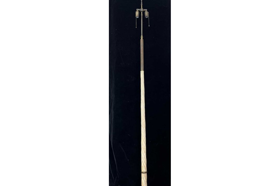 A NARWHAAL TUSK (MONODON MONOCEROS), EARLY 20TH CENTURY, MOUNTED AS A FLOORSTANDING LAMP - Image 5 of 6