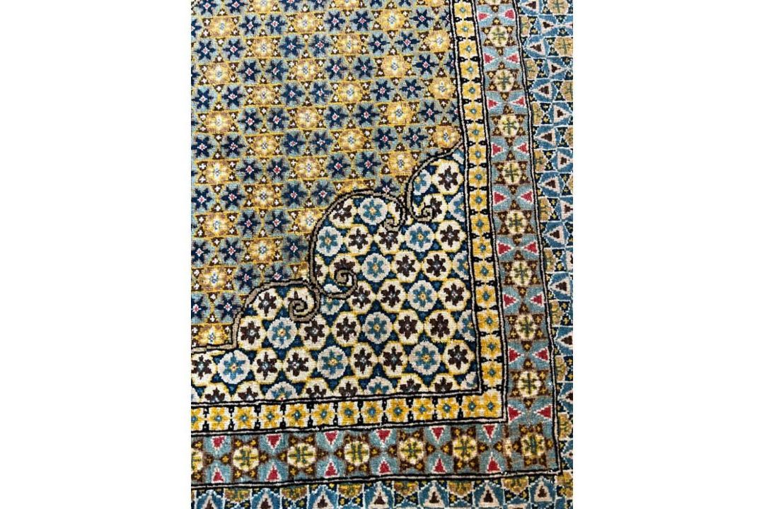 A MID 2OTH CENTURY QUM CARPET - Image 6 of 7