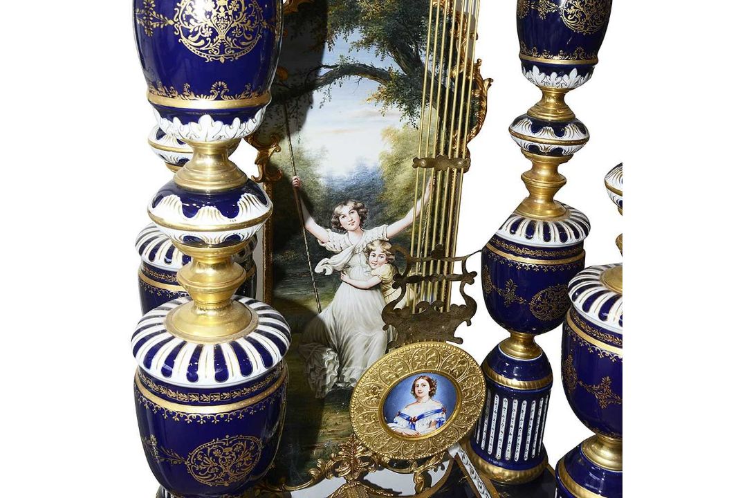 A MONUMENTAL PORCELAIN AND ORMOLU FLOORSTANDING CLOCK - Image 8 of 9