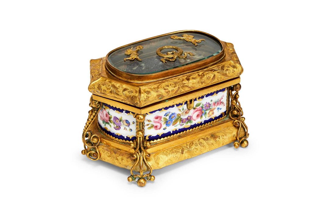 A FINE 19TH CENTURY FRENCH PALAIS ROYALE ORMOLU AND ENAMEL JEWELLERY CASKET - Image 2 of 2