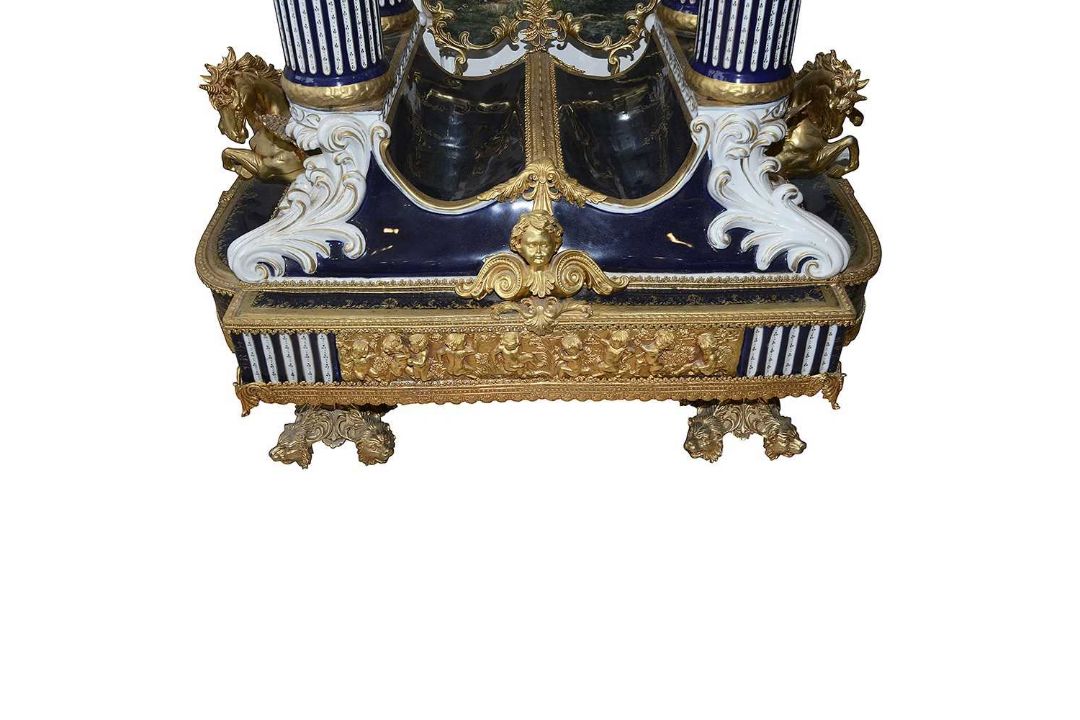 A MONUMENTAL PORCELAIN AND ORMOLU FLOORSTANDING CLOCK - Image 7 of 9