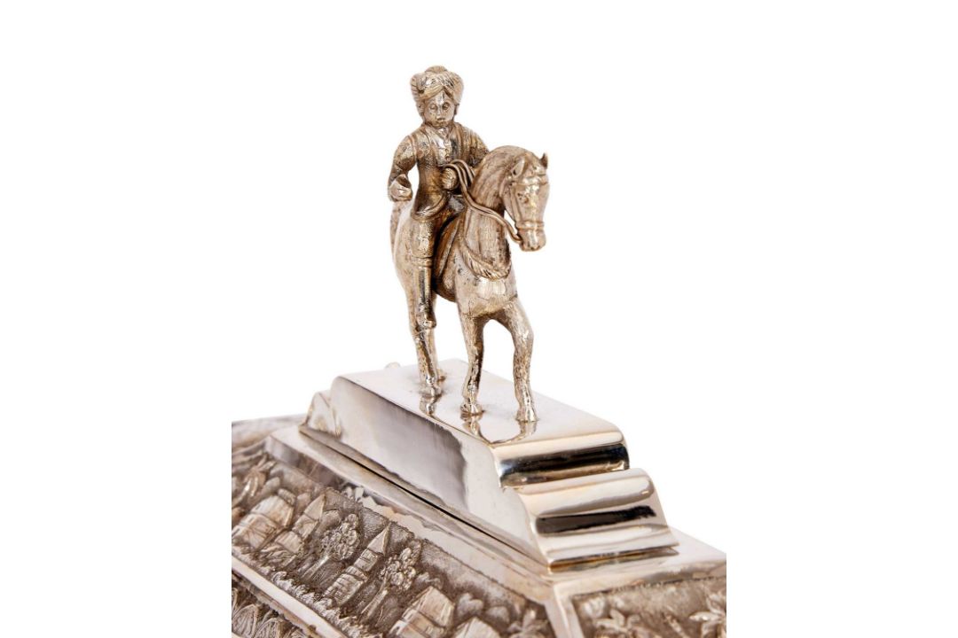 A FINE 19TH CENTURY INDIAN SILVER SCROLL HOLDER / CASKET - Image 3 of 3