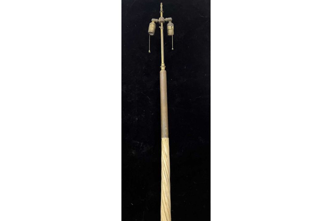 A NARWHAAL TUSK (MONODON MONOCEROS), EARLY 20TH CENTURY, MOUNTED AS A FLOORSTANDING LAMP - Image 4 of 6