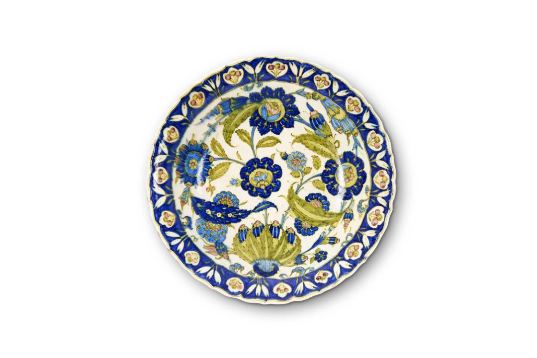 A 19TH CENTURY CANTAGALLI IZNIK STYLE DISH - Image 1 of 2