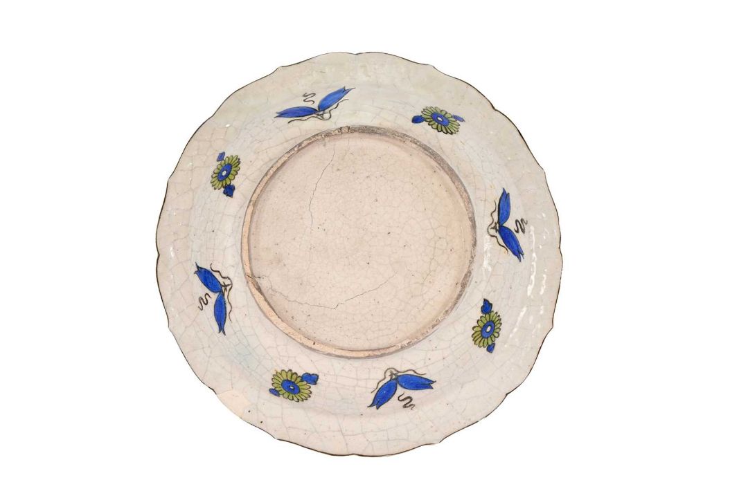 AN IZNIK STYLE POTTERY DISH, TURKEY - Image 2 of 2