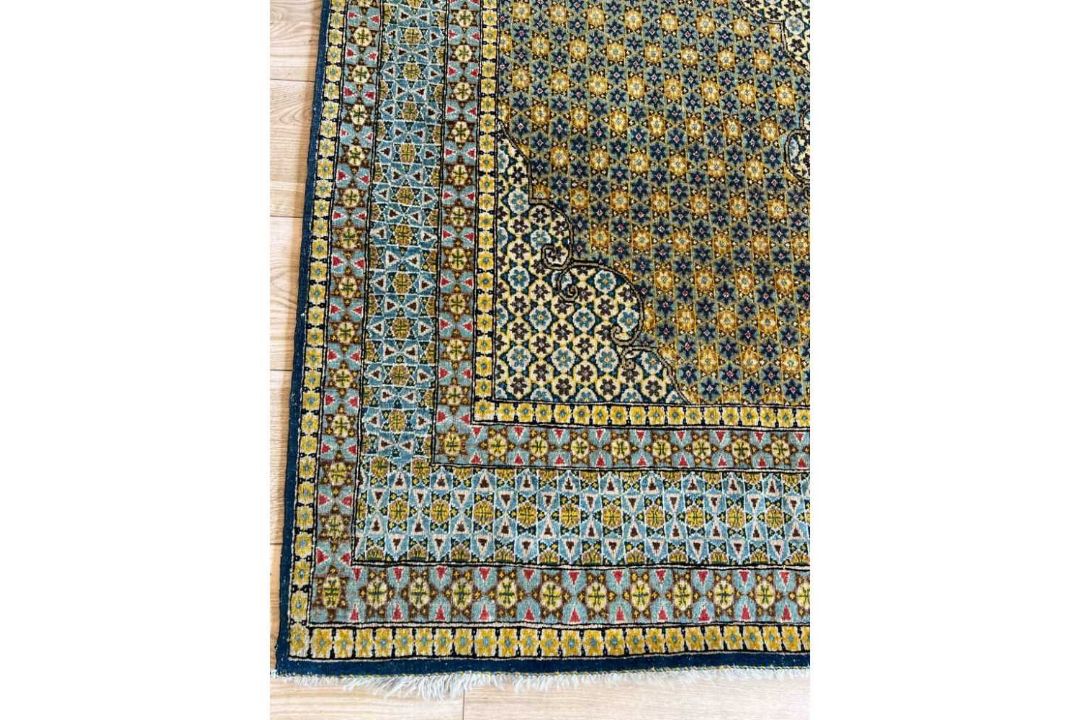 A MID 2OTH CENTURY QUM CARPET - Image 4 of 7