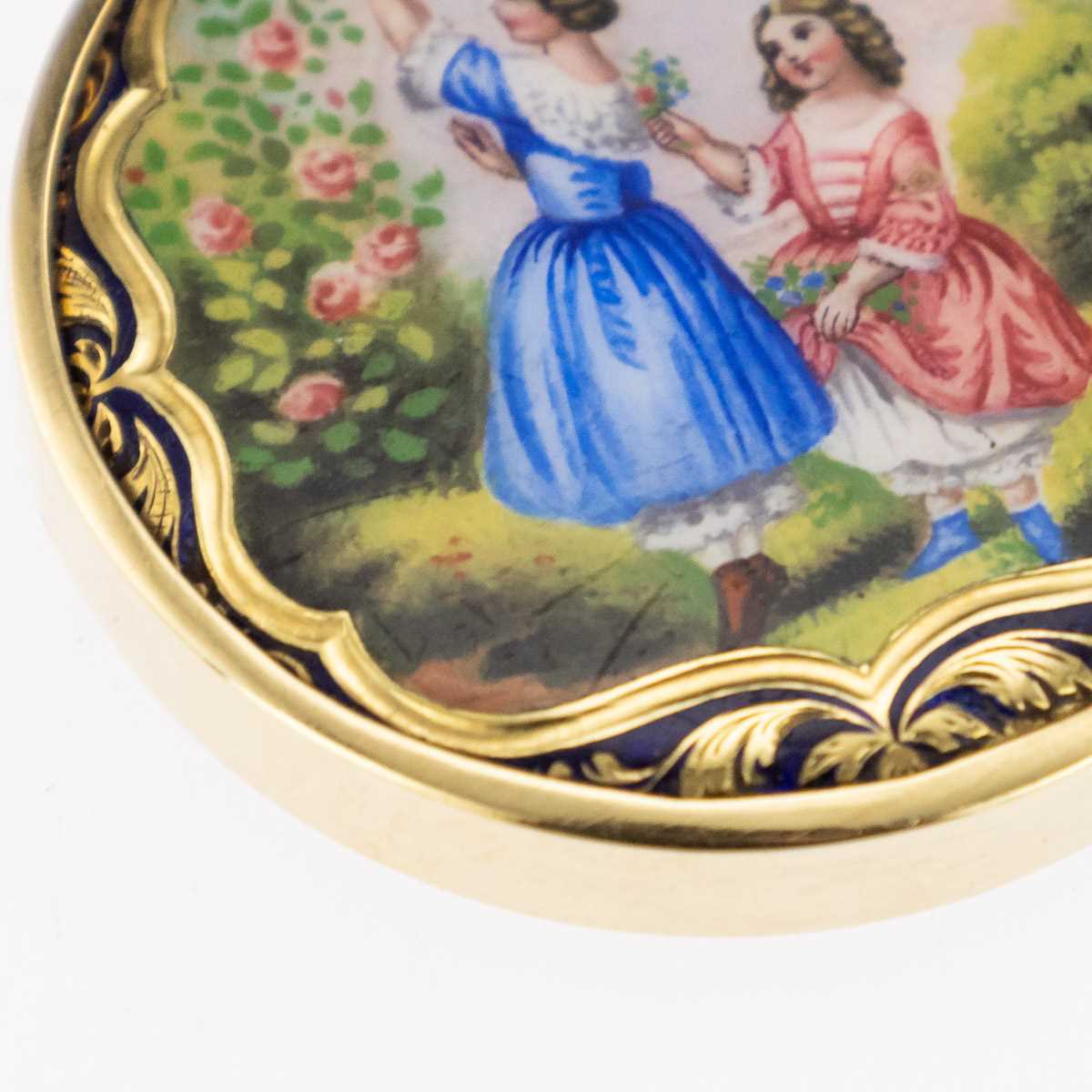 AN ANTIQUE 14K GOLD AND ENAMEL PILL BOX, MOSCOW, CIRCA 1900 - Image 2 of 8