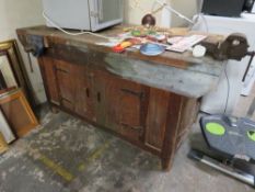 A LARGE CARPENTERS WORK BENCH WITH VICE