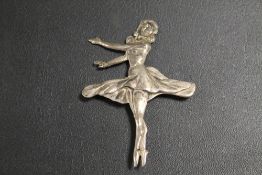 A LONDON HALLMARKED SILVER BALLERINA / DANCER BROOCH
