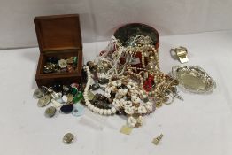A SELECTION OF VINTAGE COSTUME JEWELLERY ETC