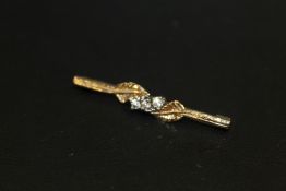 A HALLMARKED 9CT GOLD THREE STONE BROOCH, APPROX 1.8 G