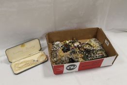 A QUANTITY OF VINTAGE AND ANTIQUE COSTUME JEWELLERY