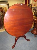 A QUALITY MODERN MAHOGANY TILT-TOP PEDESTAL TABLE DIA. 91 CM