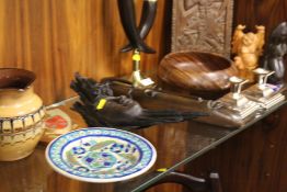 A SELECTION OF TREEN & COLLECTABLE ITEMS TO INCLUDE A HORN STYLE CANDELABRA, TRIBAL MASKS ETC