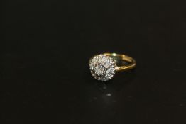 A HALLMARKED 18CT GOLD DIAMOND CLUSTER RING, APPROX WEIGHT 3.4 G