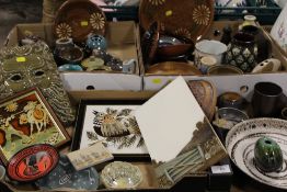THREE TRAYS OF STUDIO POTTERY TO INC BOWLS, VASES, TILES ETC - SOME SIGNED EXAMPLES