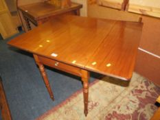 AN ANTIQUE MAHOGANY PEMBROKE TABLE