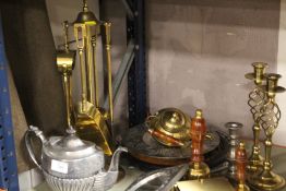 A SMALL SELECTION OF METALWARE TO INCLUDE CANDLESTICKS, DESK MIRROR ETC