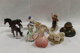 A SELECTION OF FIGURINES AND ANIMALS ETC TO INCLUDE ROYAL DOULTON 'BABIE' HN1679, BESWICK FOALS ETC