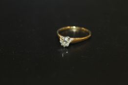 A HALLMARKED 18CT GOLD DIAMOND SOLITAIRE RING OF AN ESTIMATED 1/2 CARAT, APPROX WEIGHT 2.5 G