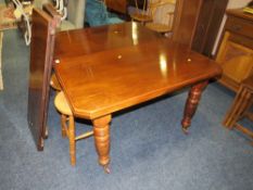 AN EDWARDIAN MAHOGANY WIND-OUT DINING TABLE WITH TWO LEAVES L-124 CM EXTENDED L-210 CM