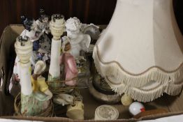 A TRAY OF TRADITIONAL CERAMICS TO INCLUDE TWO FIGURAL LAMPS A/F