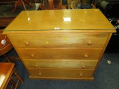 A MODERN OAK FOUR DRAWER CHEST WITH GLASS TOP W-91.5 CM